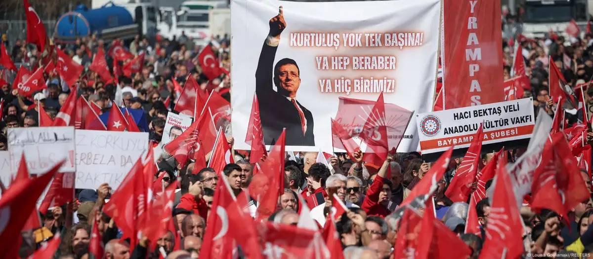 Multidão protesta na Turquia contra prisão de oposicionista