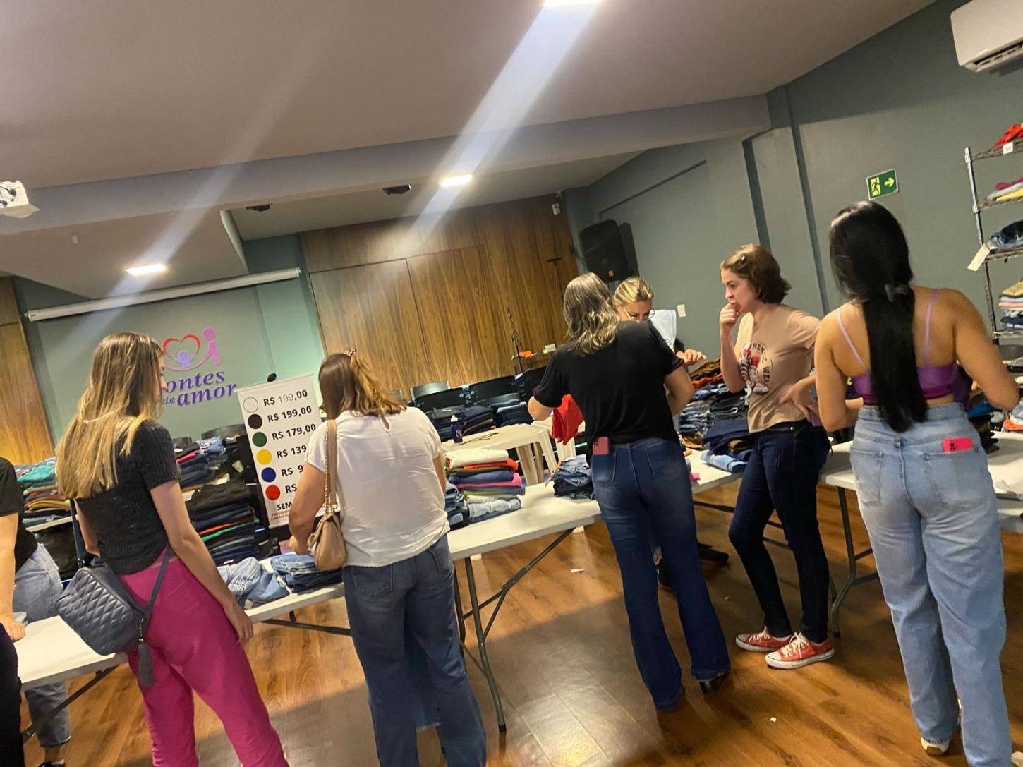 Pontes de Amor promove Outlet de moda jeans com descontos de até 70%