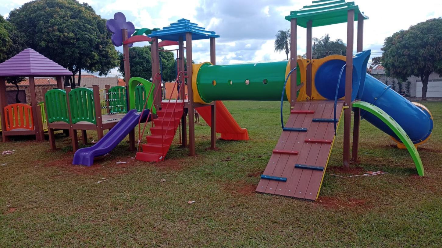 Prefeitura instala playgrounds em praças dos bairros Shopping Park e São Jorge
