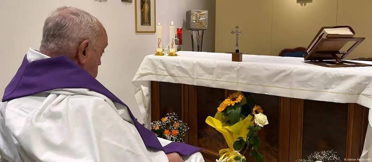 Vaticano divulga primeira foto do papa desde a internação