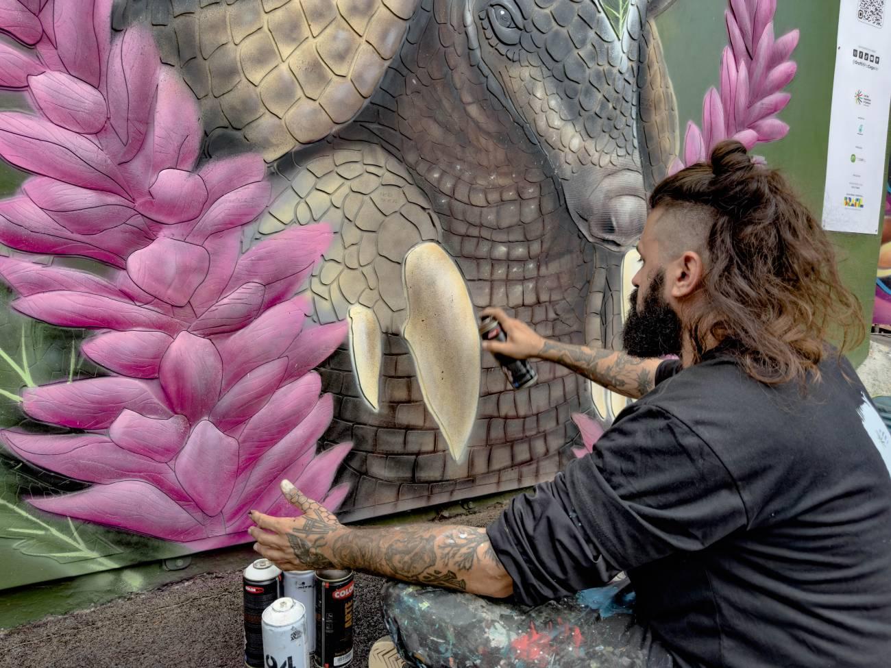 Beco do Batman exibe painel de grafite para cegos e desbrava novos horizontes na arte urbana