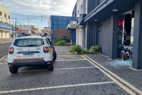 Dupla quebra vidraça de concessionária e furta moto de R$ 25 mil em Uberlândia