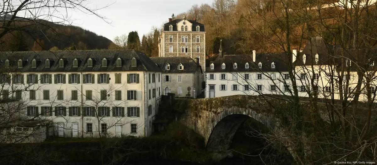 Filha de premiê francês se soma a vítimas de abuso em escola