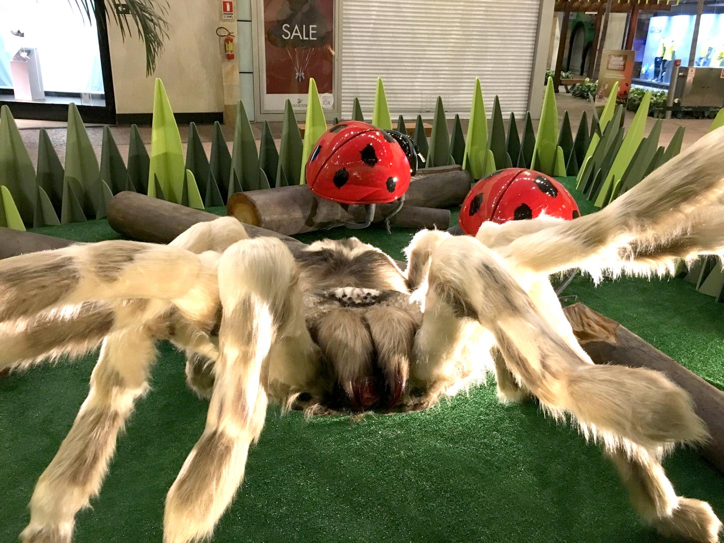 Jardim dos Insetos Gigantes chega ao Uberlândia Shopping com réplicas hiper-realistas