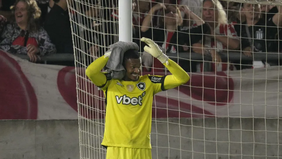 John leva frangaço, Botafogo para na trave e perde para o Estudiantes