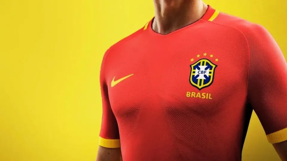 Possível camisa vermelha divide opiniões e reacende debate político na seleção