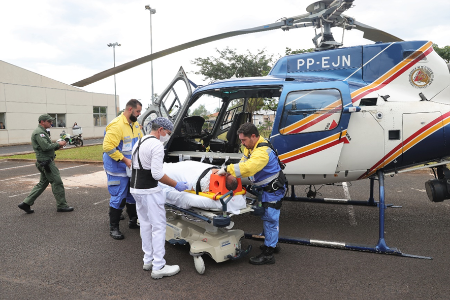 Prefeitura realiza primeiro transporte aéreo de pacientes com helicóptero Pégasus