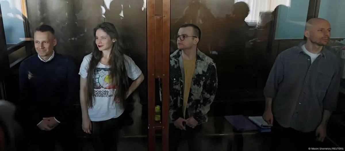 Rússia condena dois ex-jornalistas da DW à prisão