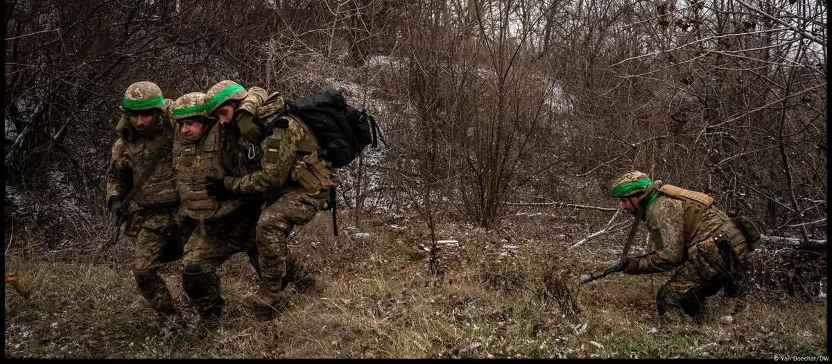 Soldados ucranianos treinando manobras de evacuação nas proximidades da frente de batalha contra a Rússia Ucrânia quer mais brasileiros lutando em suas trincheiras