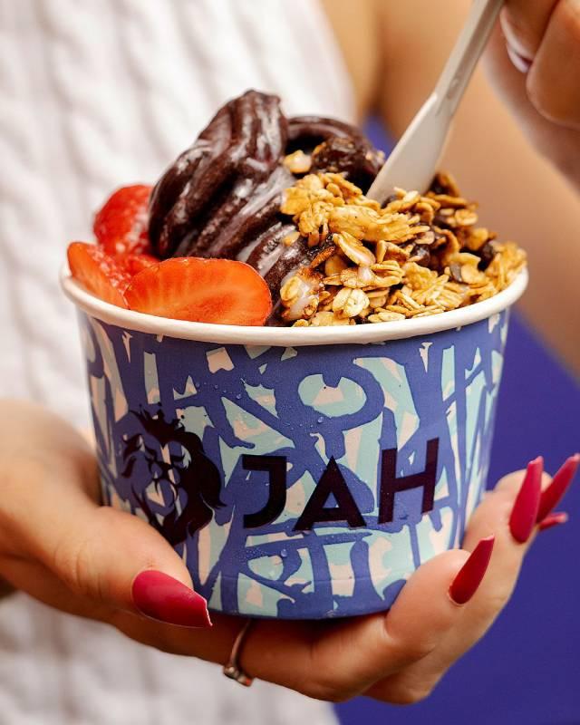 Açaí no outono? Sobremesa gelada com ingredientes brasileiros combina com qualquer estação