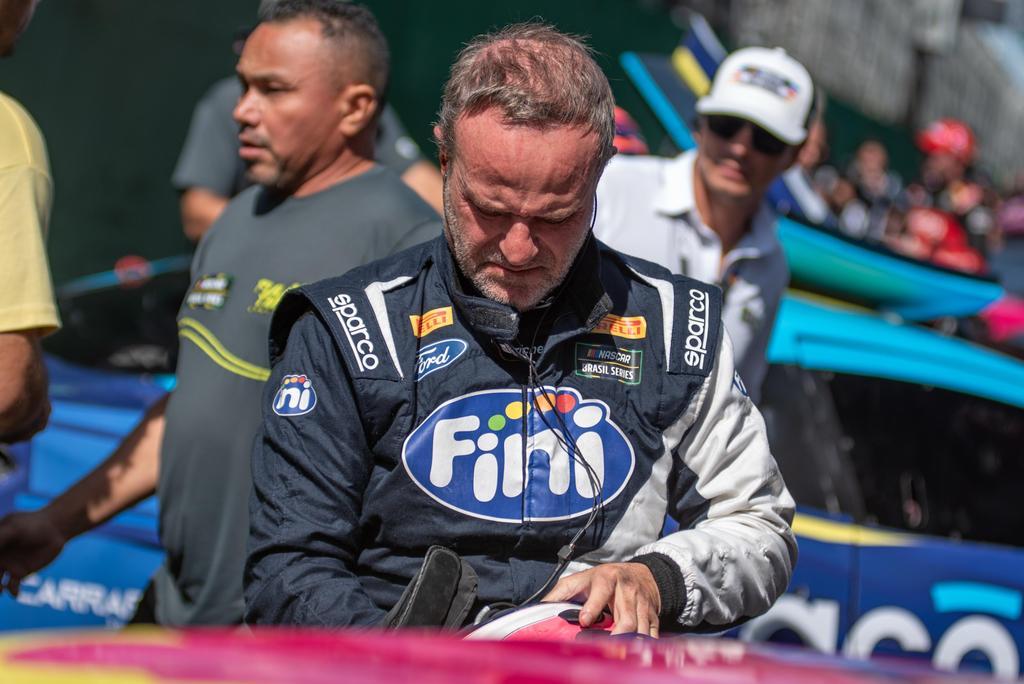 Barrichelo faz segundo pódio em Interlagos e conquista a liderança da NASCAR Brasil