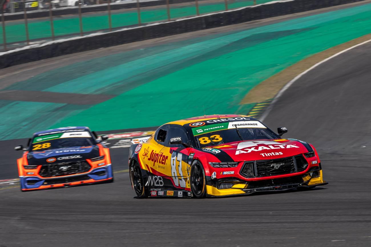 Casagrande desafia as adversidades em Interlagos e cruza em 7º na NASCAR Brasil