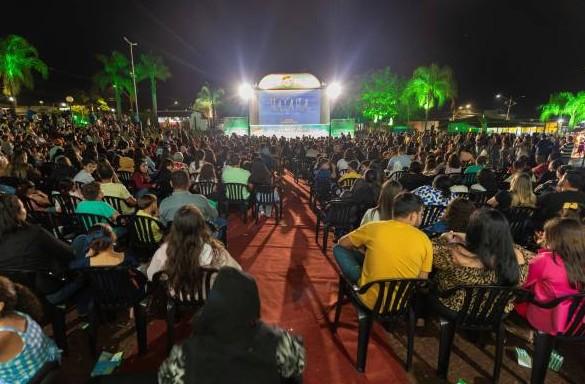 Cine Família na Praça estreia em Conceição das Alagoas com programação emocionante para toda a família
