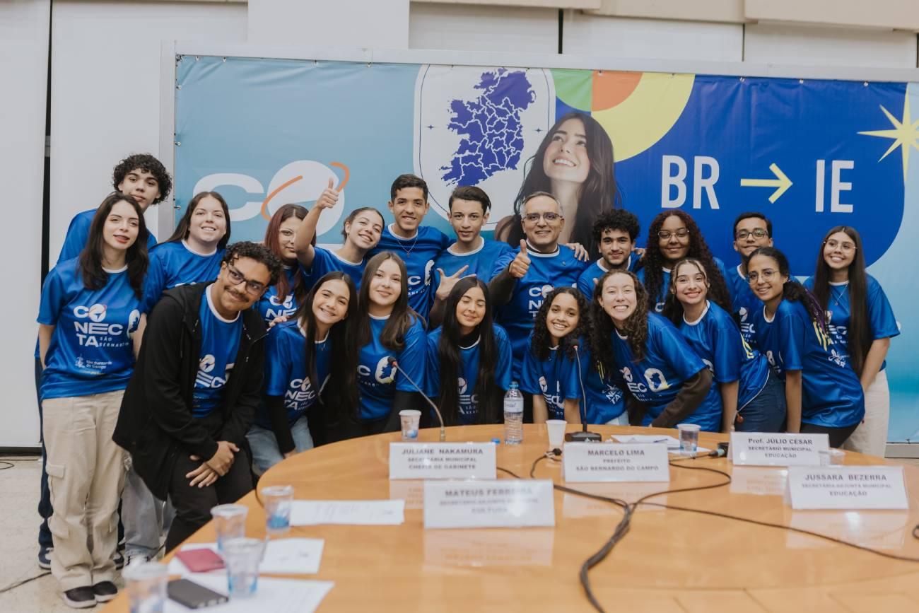 Conecta São Bernardo: emoção dá o tom da reunião com pais de alunos selecionados para intercâmbio na Irlanda