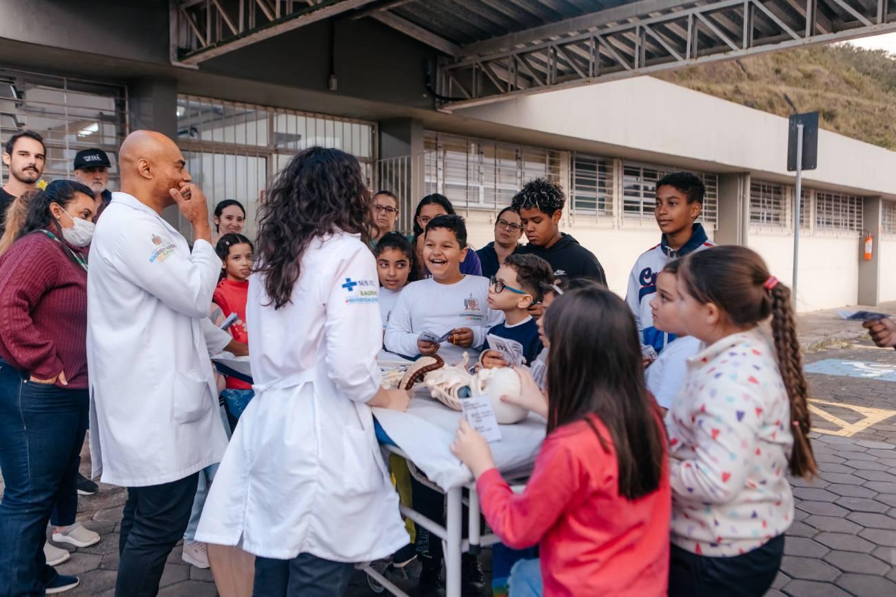 Crianças e adolescentes aprendem sobre primeiros socorros em UBS de São Bernardo