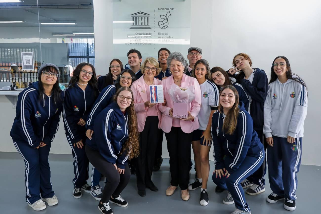 EME Alcina Dantas Feijão ganha prêmio de campanha solidária para ajudar pessoas com câncer