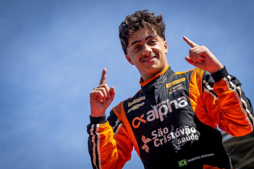 Gabryel Romano sobe no lugar mais alto do pódio neste domingo em Interlagos