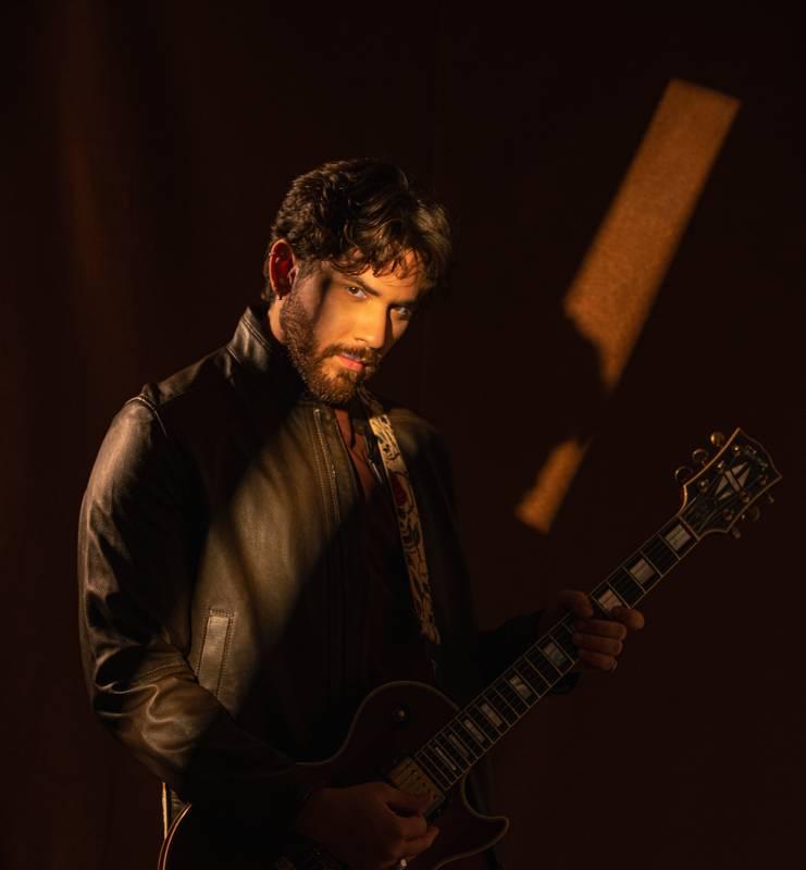 Gustavo Mioto anuncia datas de nova turnê intimista em capitais ao redor do país