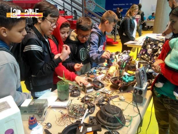 Jovens de São Bernardo do Campo participam de oficinas criativas com lixo eletrônico no projeto 'LabArte Metareciclagem'