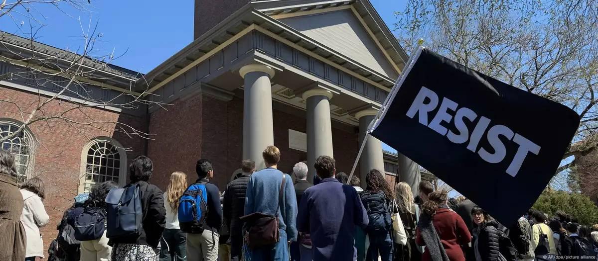 Juiz cassa ordem de Trump que vetava estrangeiros em Harvard