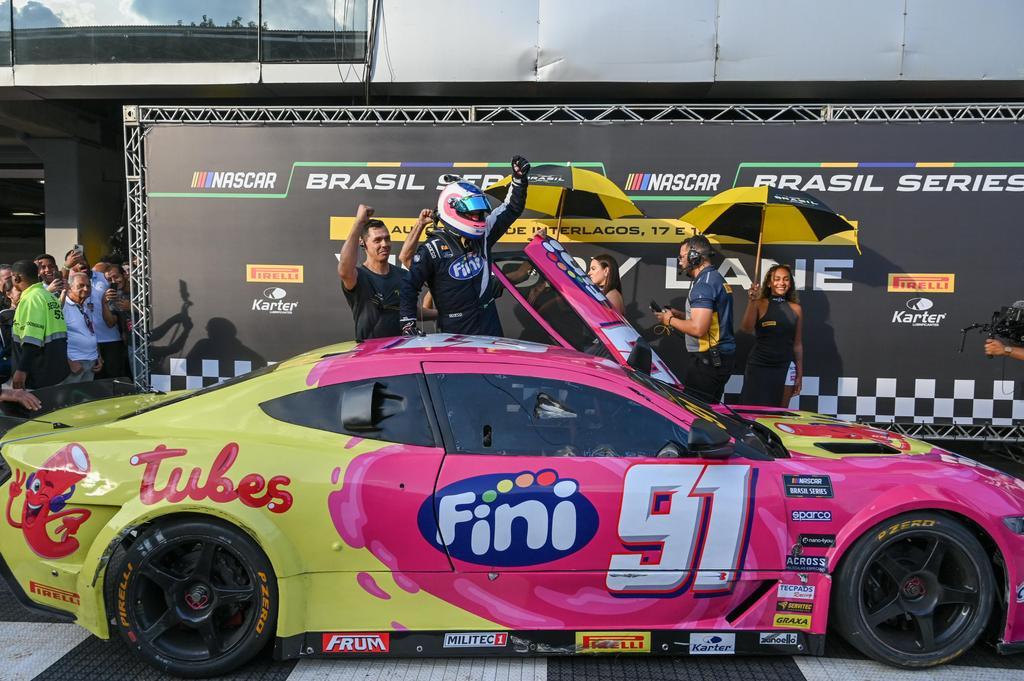 Rubens Barrichelo conquista sua primeira vitória na NASCAR Brasil