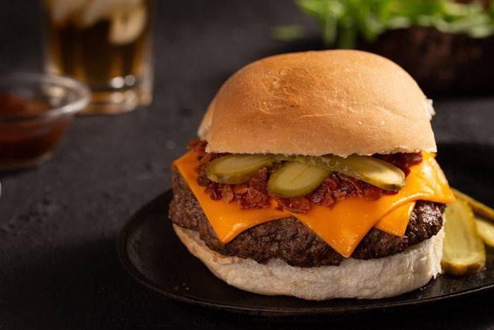 Segredos crocantes, suculentos e dourados para fazer o hambúrguer perfeito em casa