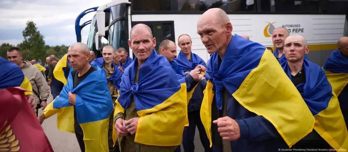 Ucrânia e Rússia trocam centenas de prisioneiros de guerra