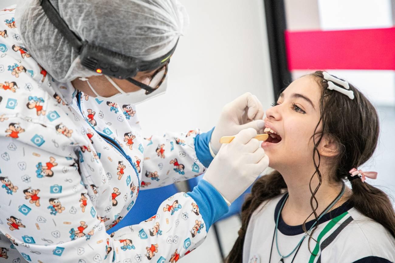 Alunos da rede municipal de São Caetano passam por avaliação odontológica dentro das escolas