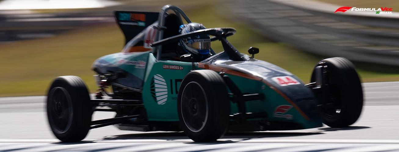 Levi Simões domina em final de semana de grandes disputas na Fórmula Vee