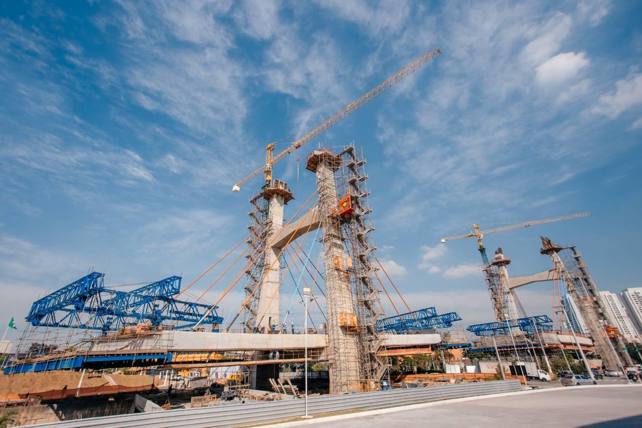 Obras do Viaduto Estaiado Robert Kennedy-Piraporinha avançam e entram na fase final de execução