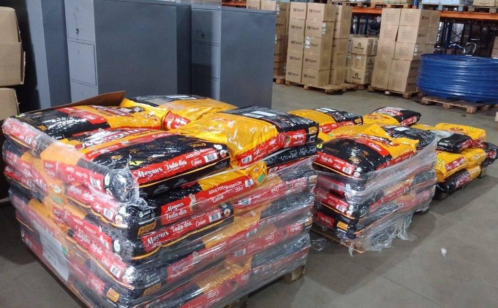 Prefeitura recebe doação de uma tonelada de ração para cães e gatos