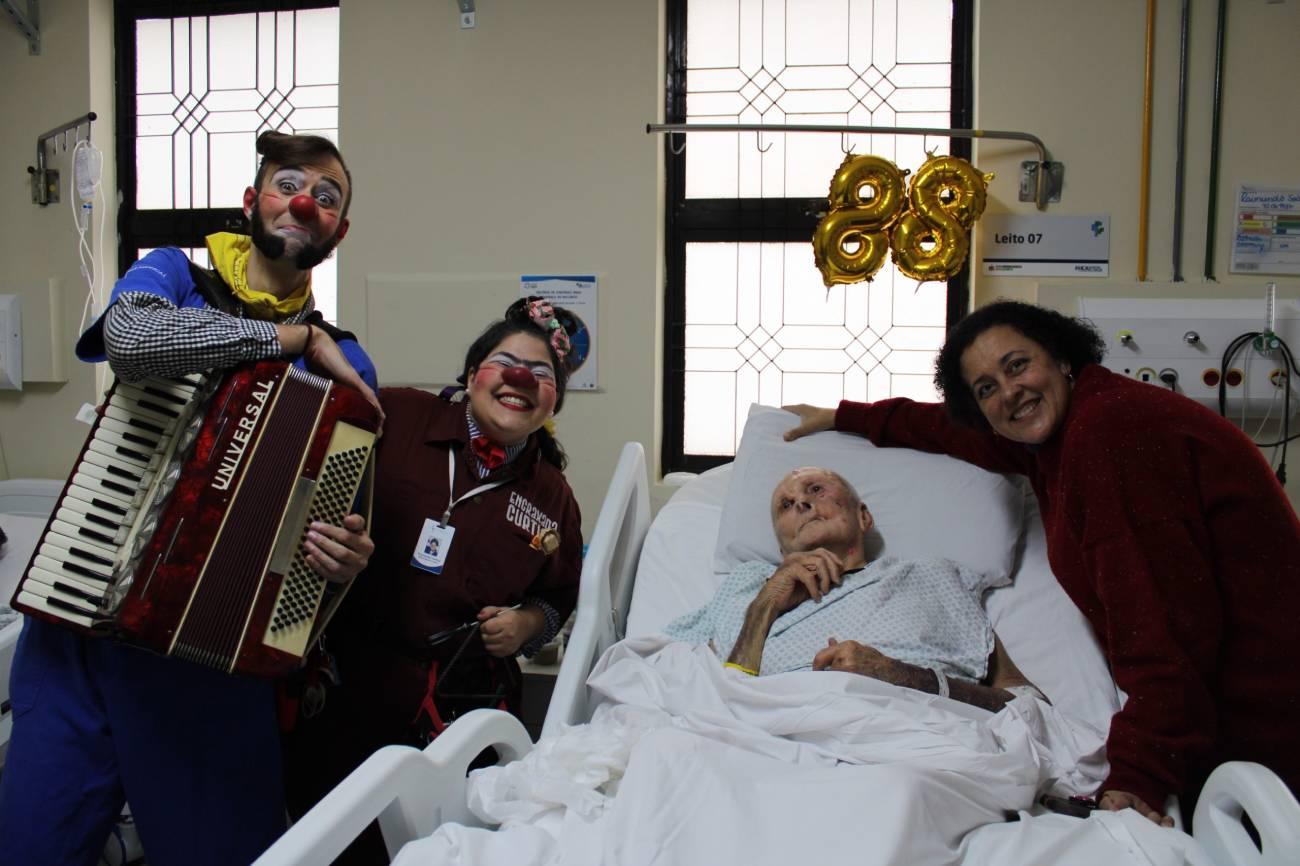 Projeto leva palhaçaria para pacientes do Hospital de Câncer Anchieta, em São Bernardo