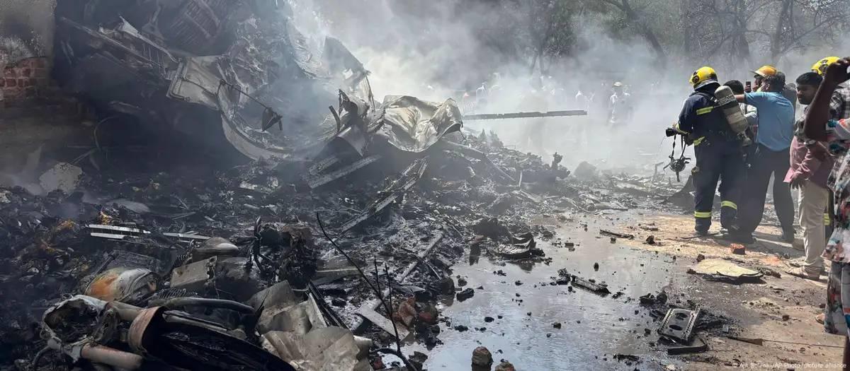 Queda de avião deixa mais de 200 mortos na Índia