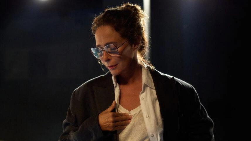 Talento de Andrea Beltrão brilha nos palcos de Uberlândia com Lady Tempestade