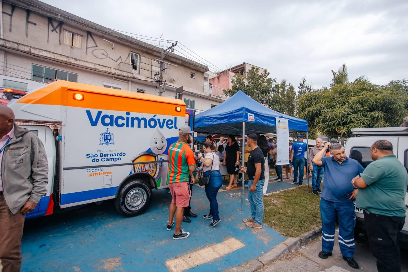 Vacimóvel imuniza contra a gripe na Praça da Matriz, em São Bernardo, nesta quarta-feira