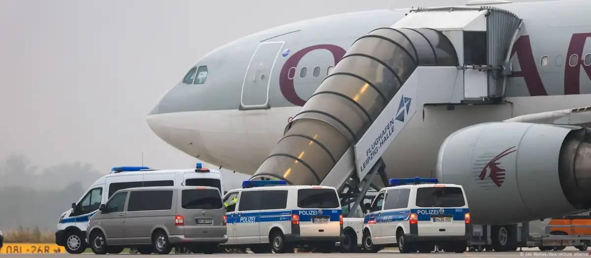 Alemanha deporta 81 afegãos com condenações criminais