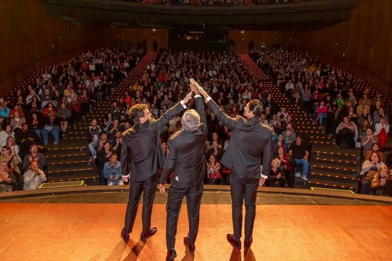 Após sessões lotadas durante as comemorações pelos seus 10 anos, a comédia mais comentada de São Paulo retorna pela primeira vez ao palco do Teatro-D-Jaraguá
