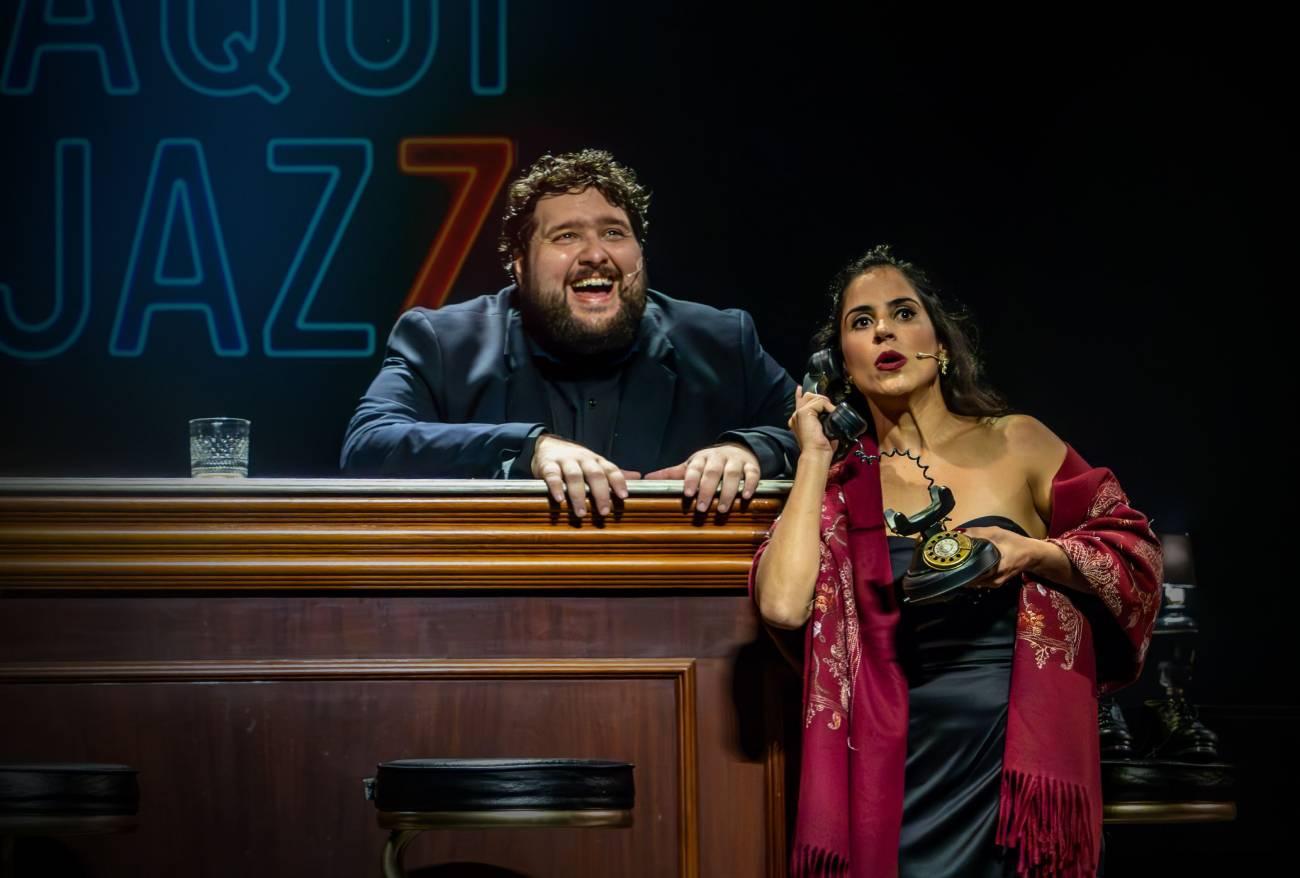 AQUI JAZZ é um musical intimista, que, entre clássicos  do jazz e boas doses de humor, fala sobre as expectativas  e surpresas da vida: 