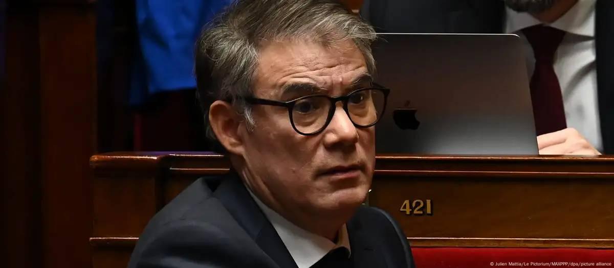 Governo francês propõe cortar 2 feriados para conter déficit