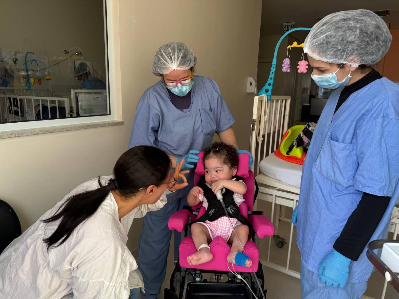 Hospital da Mulher de São Bernardo celebra desenvolvimento de bebê prematura com uso de órtese personalizada