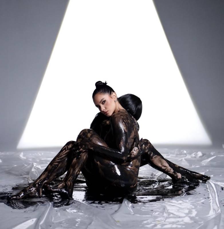 Júlia Rezende apresenta primeiro álbum com jornada entre caos e vulnerabilidade