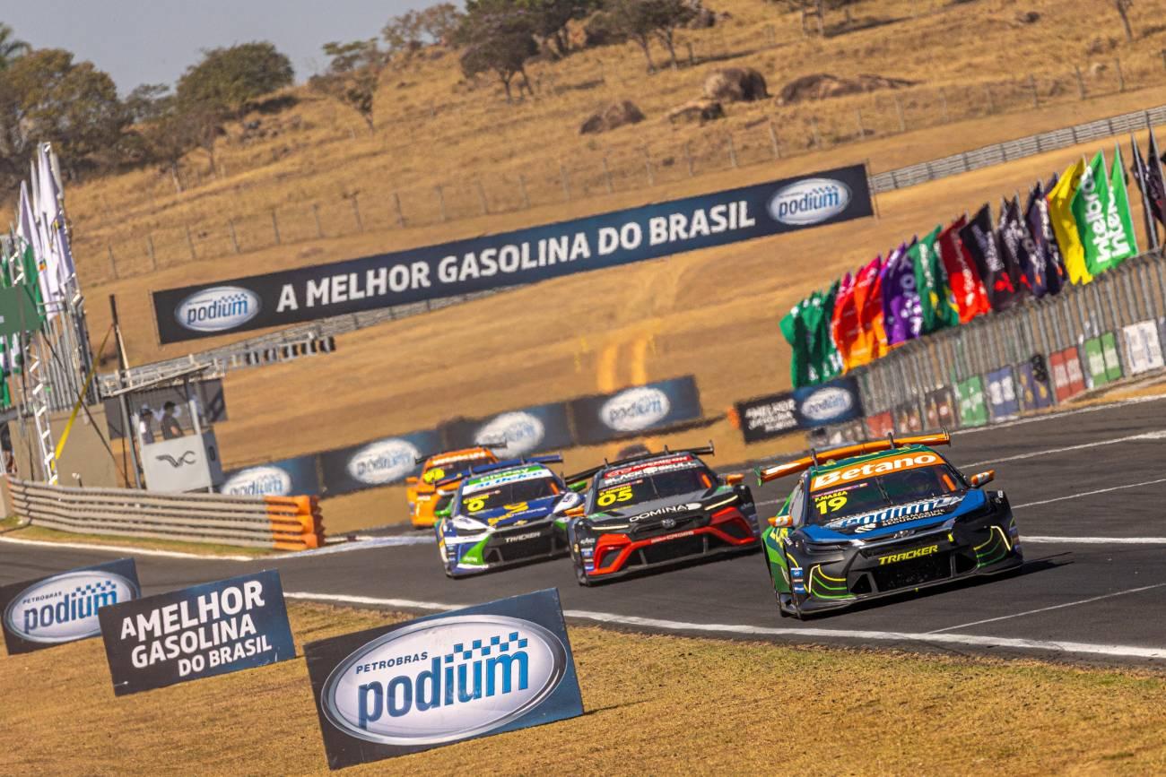 Julio e Massa largam no pelotão da frente, mas têm problemas no Velocitta