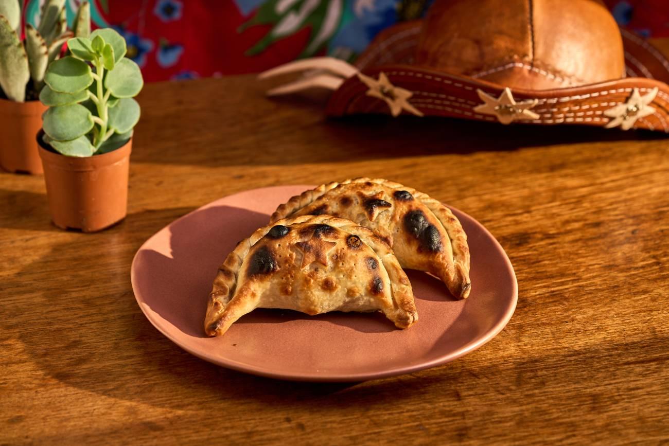 La Guapa e Mocotó se unem para lançar a empanada Sertaneja, uma celebração à força e às raízes da mulher brasileira