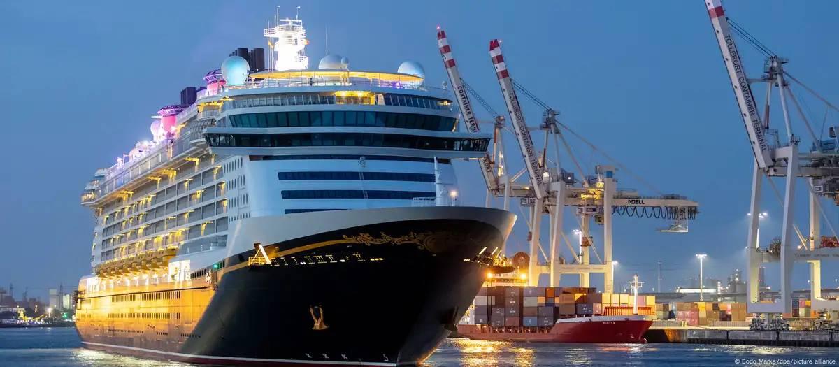 Pai salta de cruzeiro para salvar filha que caiu no mar