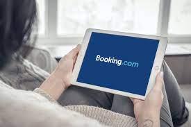 Parceiros e pais são as principais influências nas decisões de viagem dos brasileiros, aponta Booking.com