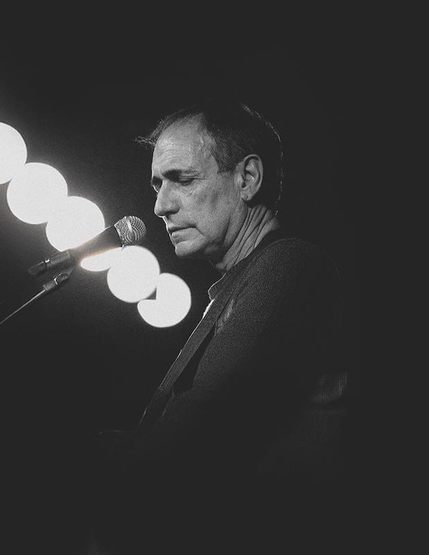 Radicado em Curitiba, Gerson Conrad, fundador do grupo Secos & Molhados, lança novo show no Guairinha