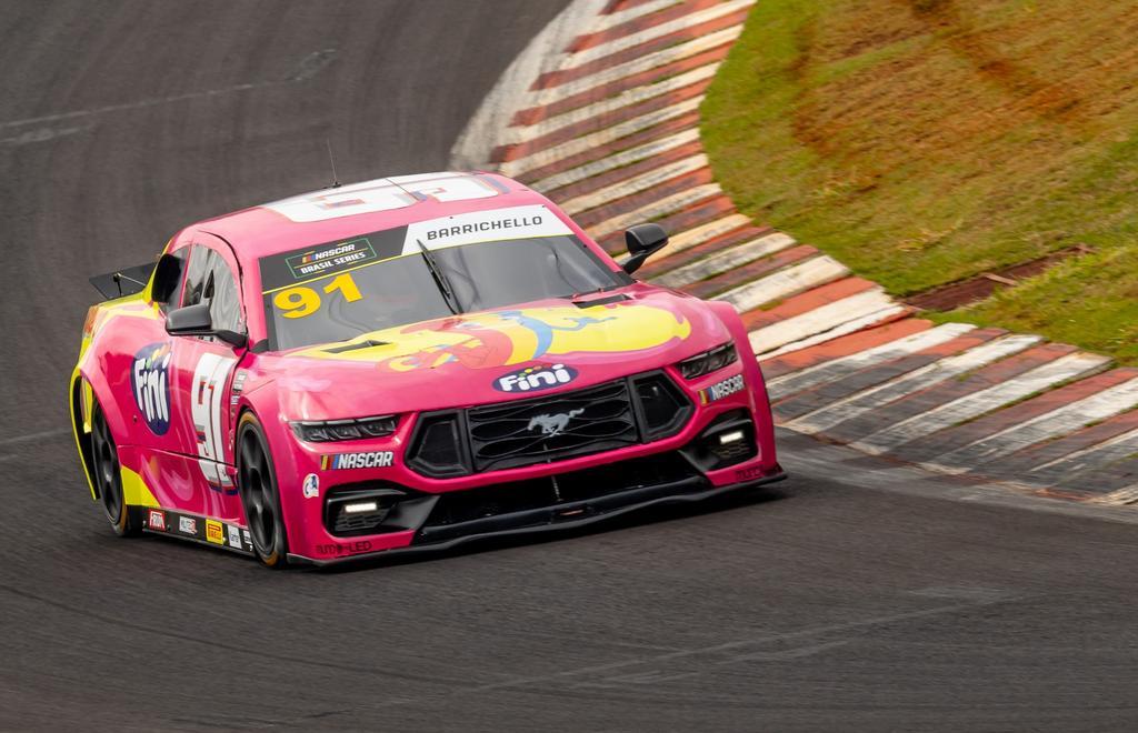 Rubens Barrichello é o pole position das 100 Milhas noturna da NASCAR Brasil em Cascavel
