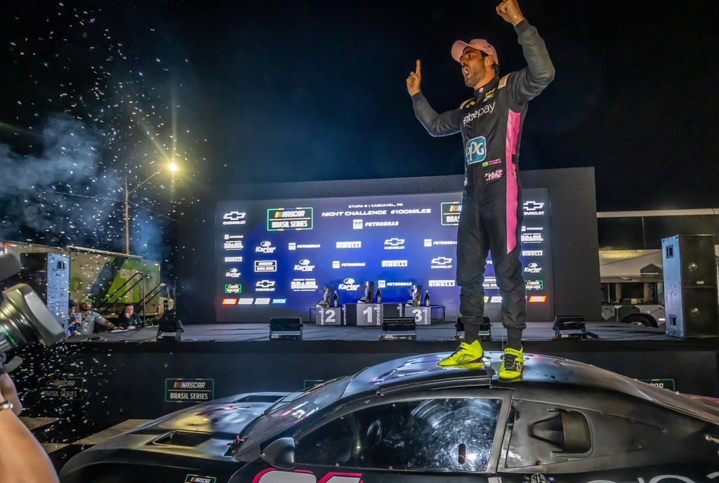 Thiago Camilo vence as 100 Milhas noturnas da NASCAR Brasil em Cascavel