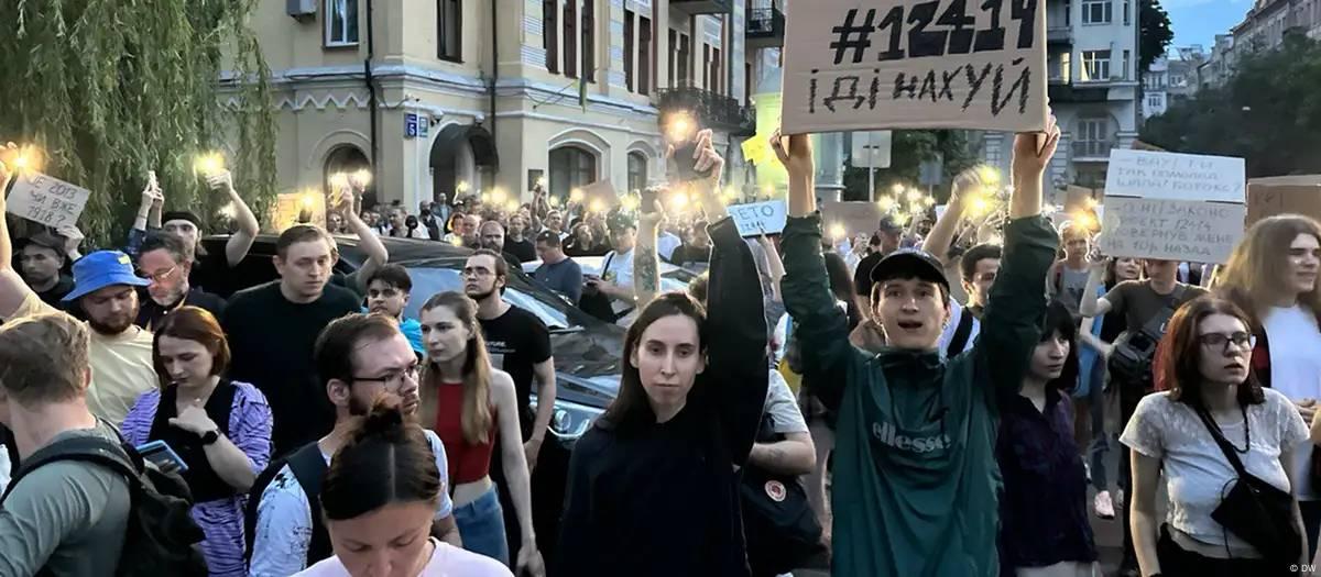 Zelenski enfraquece órgãos anticorrupção e provoca protestos