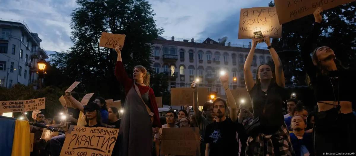 Zelenski recua após tentar enfraquecer órgãos anticorrupção